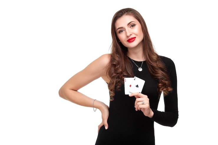 Pengguna melakukan transfer bank melalui mesin ATM dengan petunjuk dari platform intogel