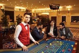 Pengguna melakukan login intogel menggunakan smartphone secara mudah dan aman
